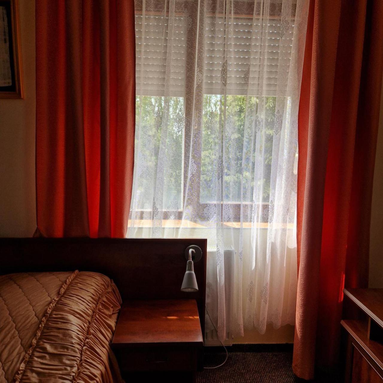 Hotel Helikon Яноши Экстерьер фото