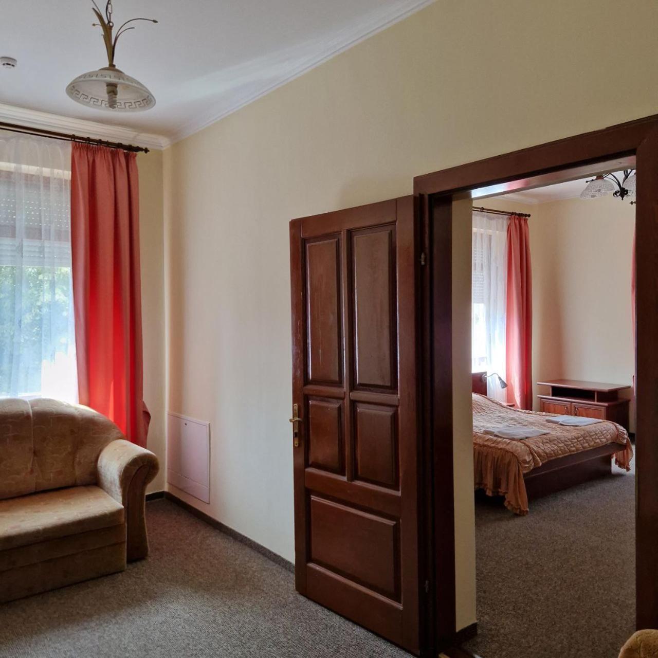 Hotel Helikon Яноши Экстерьер фото